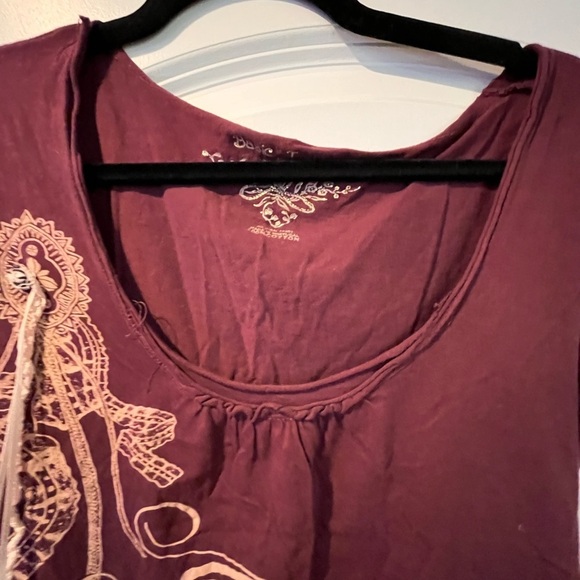 ~Zara~ Women's Burgundy Graphic Top - Picture 3 of 5
